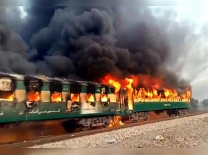  حريق قطار ركاب بباكستان