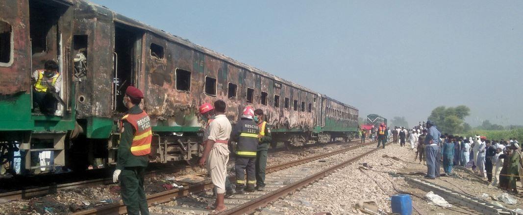 حريق قطار باكستان