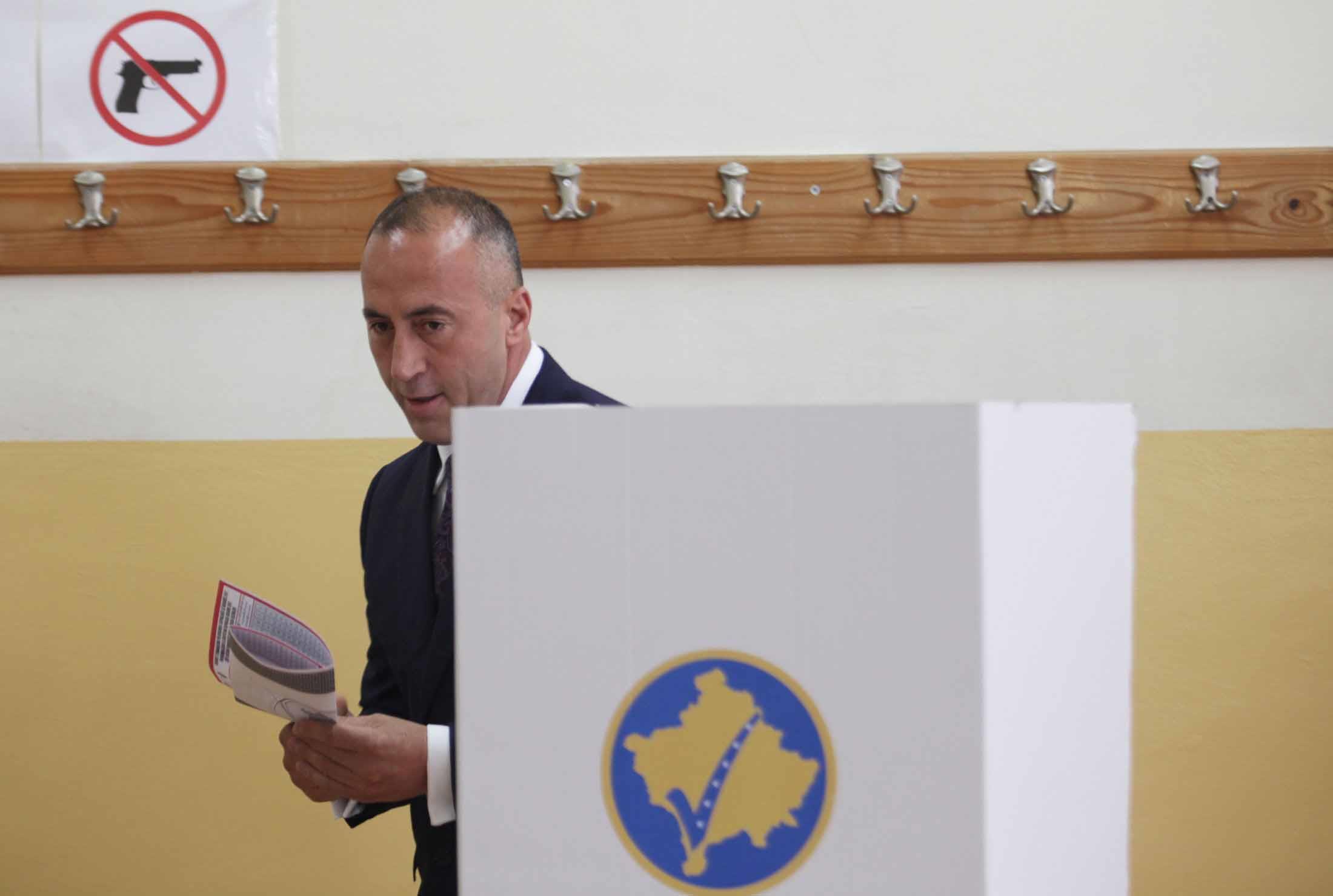 بدء التصويت في انتخابات برلمانية مبكرة بكوسوفو