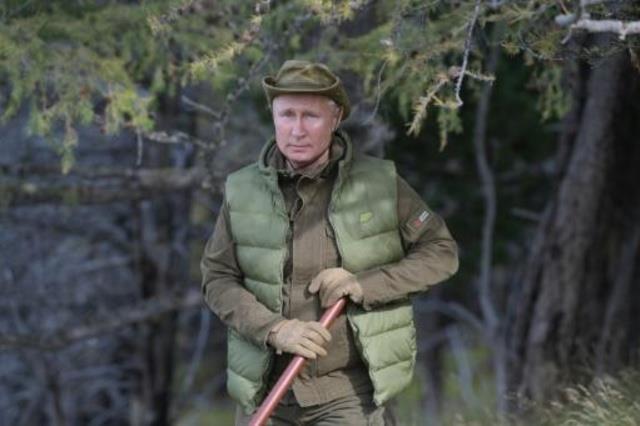 الرئيس الروسي فلاديمير بوتين يتنزه في غابات سيبيري