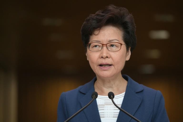 رئيسة سلطات هونغ كونغ خلال مؤتمرها الصحافي الأسبوع