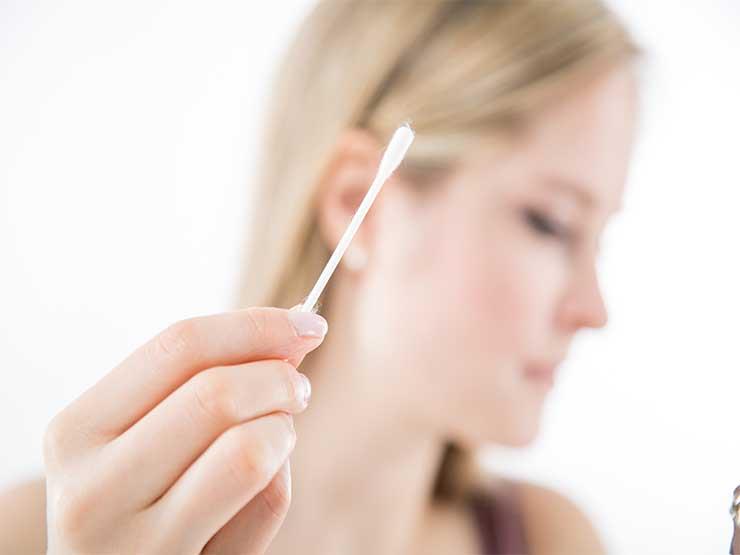 احذر من استخدام الأعواد القطنية لتنظيف الأذن