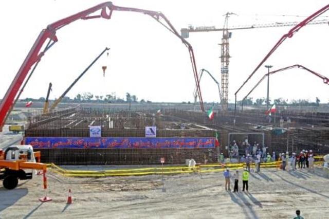أعمال بناء مفاعل في محطة بوشهر الكهربائية التي تعم