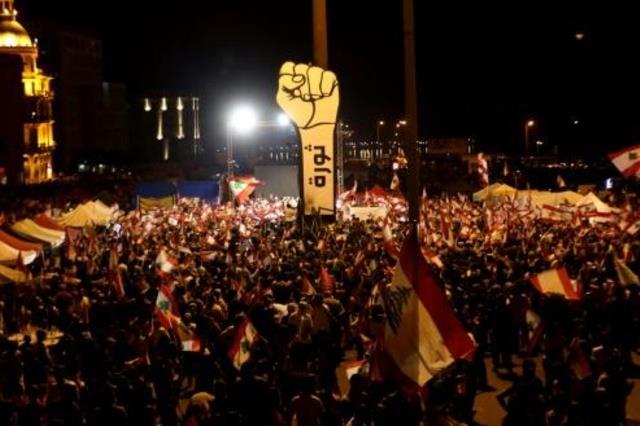 متظاهرون في وسط بيروت يواصلون احتجاجاتهم رافعين ال