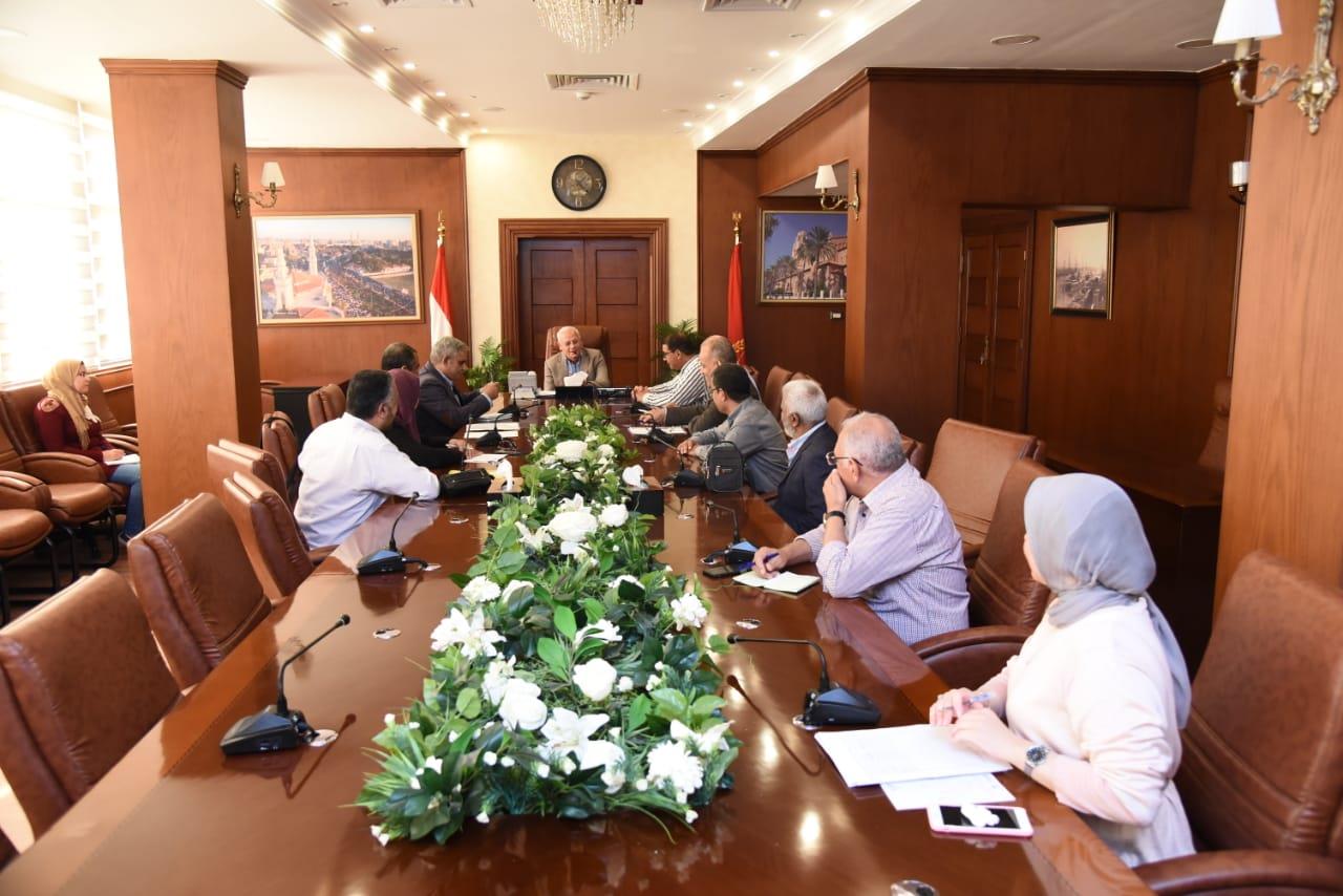 محافظ بورسعيد خلال الاجتماع
