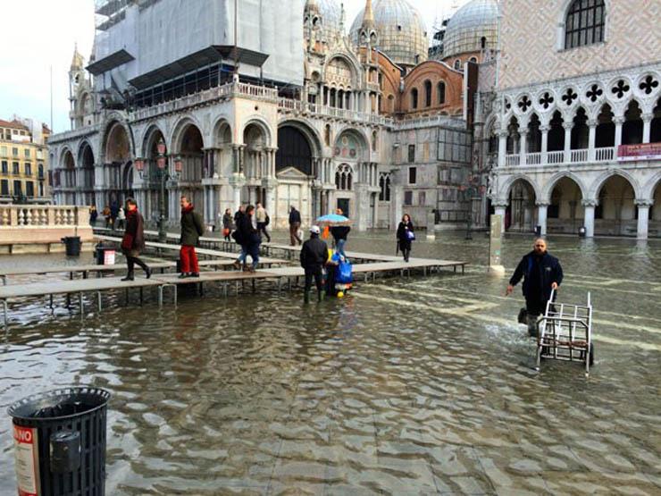 الفيضانات تُغرق المجلس الإقليمي في فينيسيا  