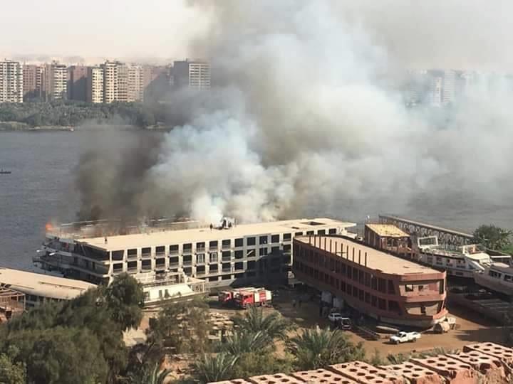 حريق هائل بمركب على ضفاف نهر النيل