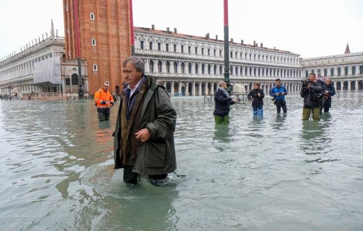 رئيس بلدية البندقية يسير وسط الفيضانات