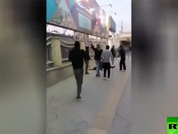 الأمن الإيراني يطلق الرصاص الحي على متظاهر