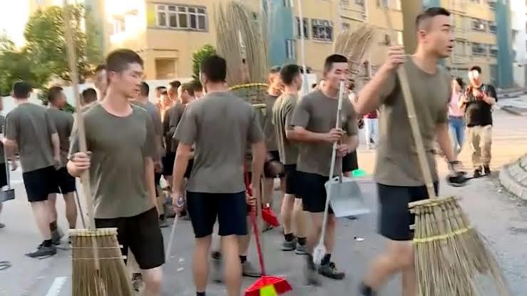 جنود صينيون ينظفون الشوارع خارج جامعة هونج كونج ال
