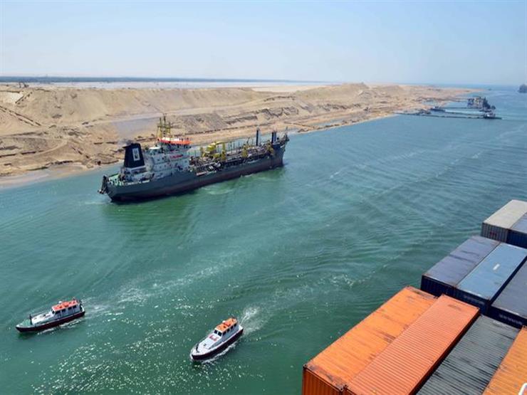 سفنية شحن بضائع تمر في قناة السويس
