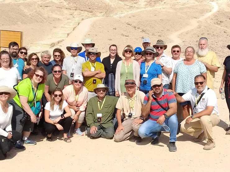 وفد سياحي أمريكي يزور آثار تل العمارنة بالمنيا