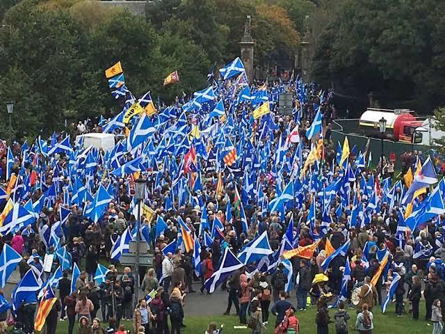 تظاهر آلاف الاسكتلنديين