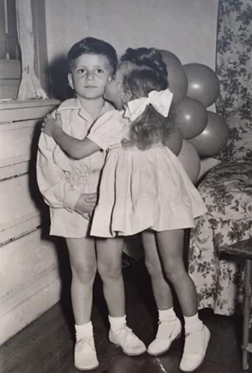 صورة 2 - دكتور شينازي مع شقيقته