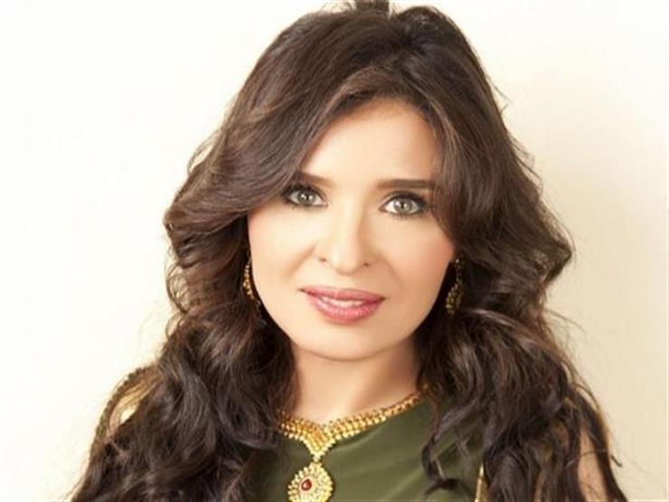 الفنانة دينا