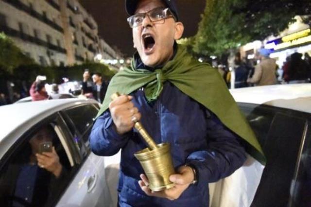 جزائريون يهتفون ويسيرون في شوارع العاصمة الجزائر ف