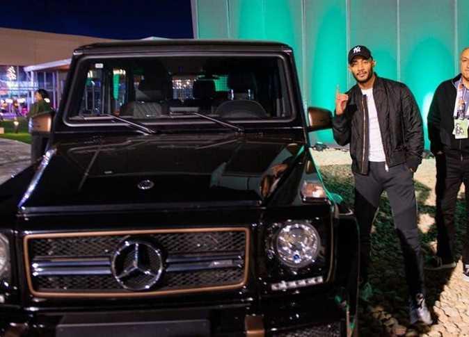محمد رمضان مع سيارته الجديدة