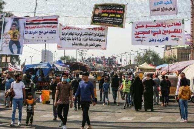 متظاهرون عراقيون في ساحة التحرير بالقرب من جسر الج