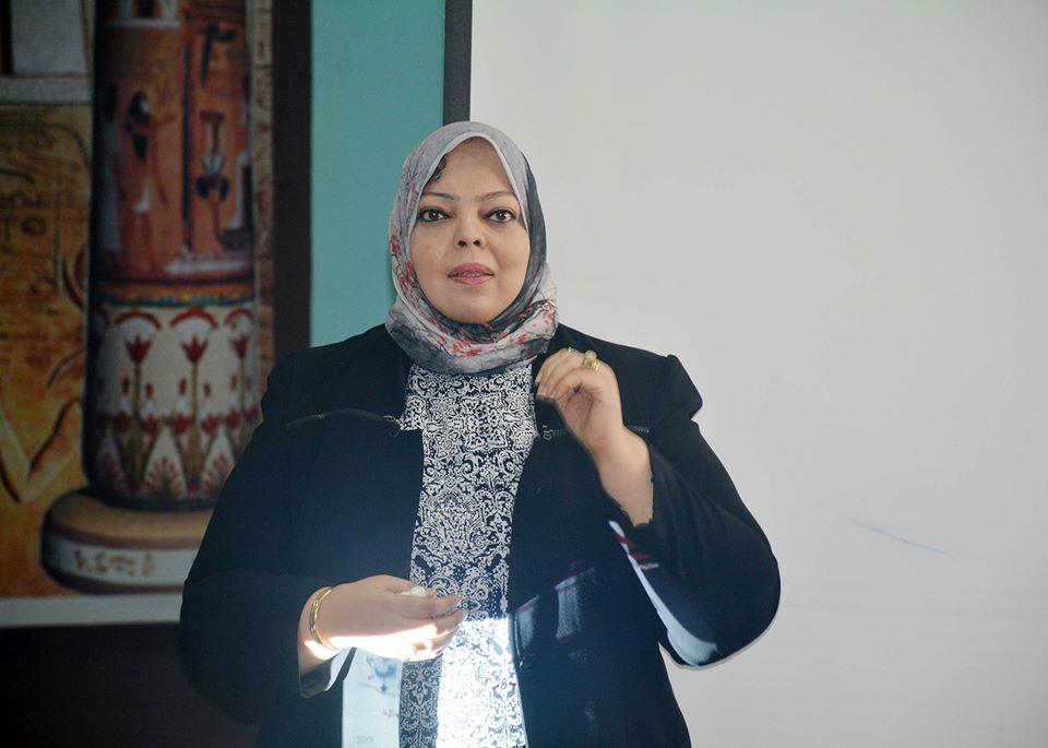 الدكتورة أمل عليوة مديرة مكتبة مصر العامة بالمنيا