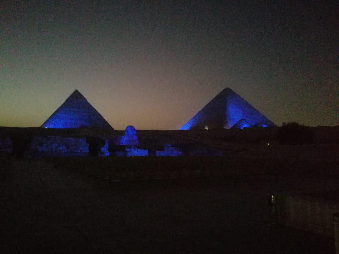 إضاءة الأهرامات وأبو الهول باللون الأزرق