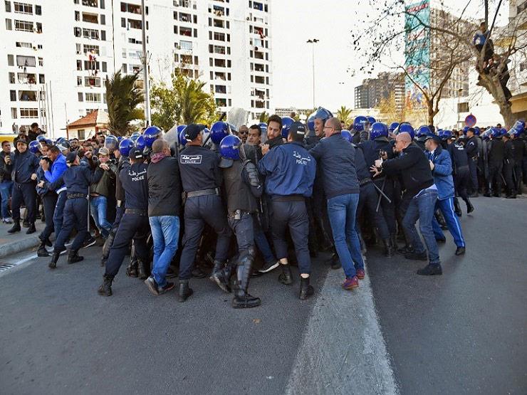 صدامات بين الشرطة ومعارضين للانتخابات في الجزائر -