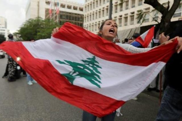 لبنانية تشارك في تظاهرة احتجاجية أمام المصرف المرك
