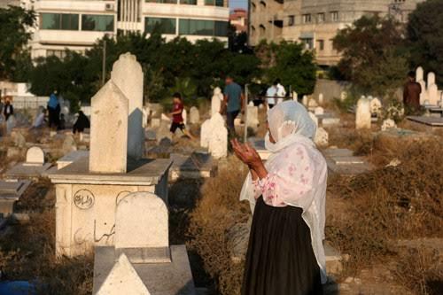 حكم زيارة المرأة للمقابر وهي حائض