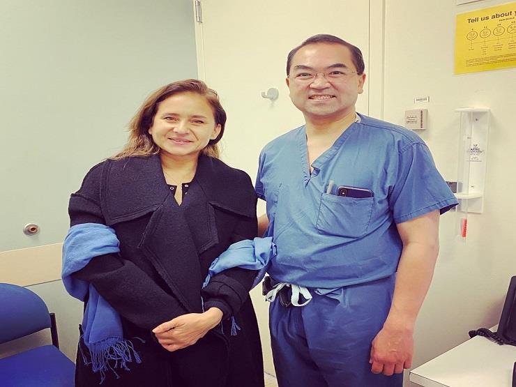 نيللي كريم مع الطبيب المعالج