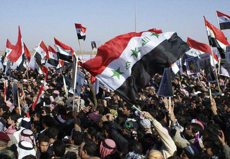 آلاف العراقيين في الشوارع