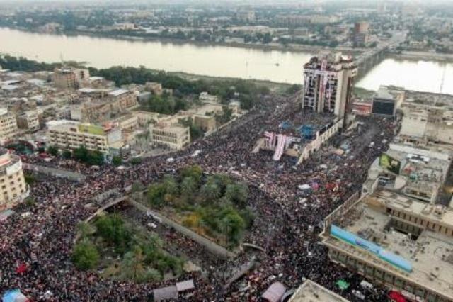 صورة التقطت من الجو لمتظاهرين في ساحة التحرير بالق