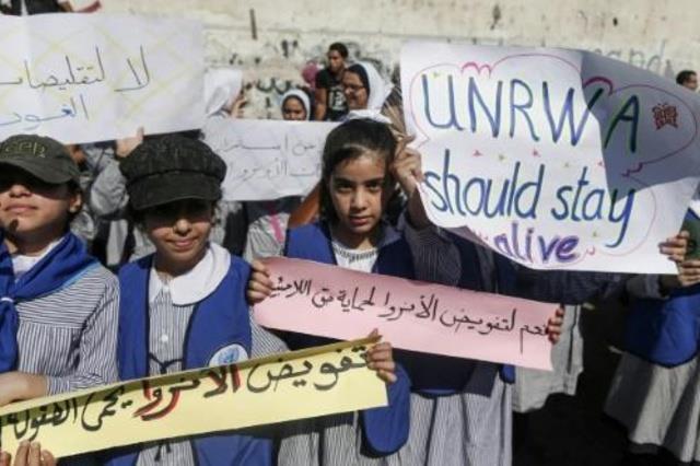 أطفال فلسطينيون يتظاهرون في غزة لدعم وكالة الأمم ا