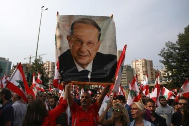 لبنانيون مؤيدون للرئيس ميشال عون في تظاهرة في بيرو