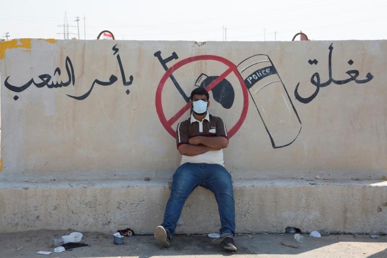 متظاهرون عراقيون يغلقون الطريق السريع المؤدي الى ا
