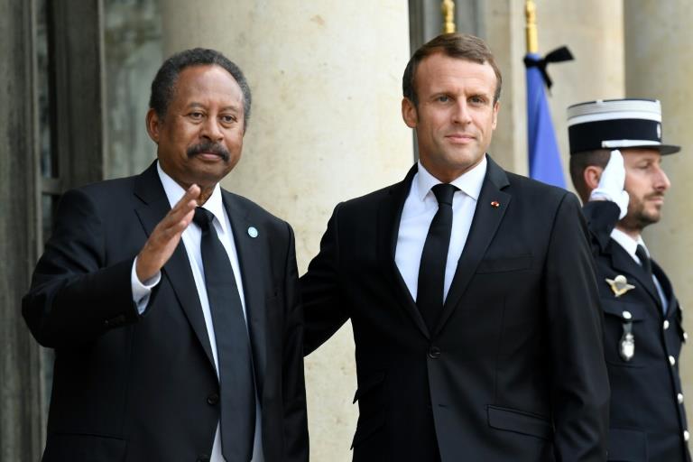 الرئيس الفرنسي ايمانويل ماكرون الى اليمين مع رئيس 