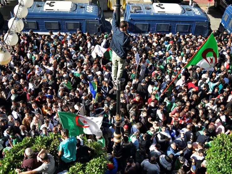 حشود من الجزائريين في تظاهرة مناهضة للسلطات في وسط
