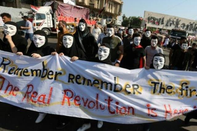 متظاهرون عراقيون يرتدون أقنعة خلال احتجاجات في ساح