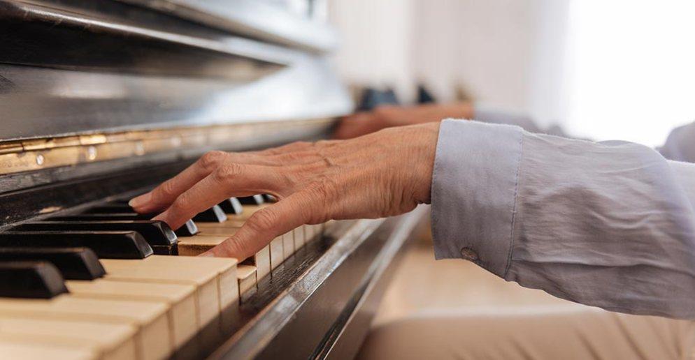 هل يمكن تعلم العزف على آلة موسيقية في الخمسين؟
