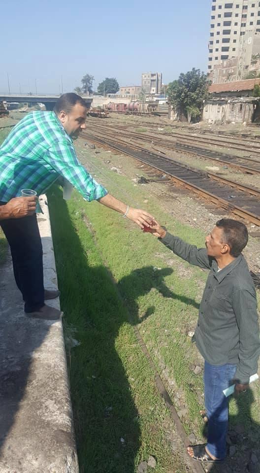 مسيحي يوزع حلاوة المولد الإسكندراني 