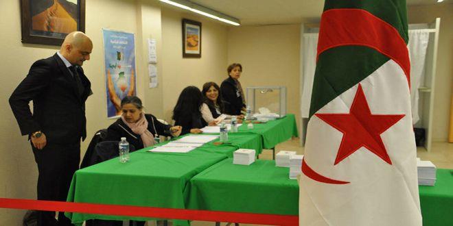الناخبون الجزائريون يختارون اليوم رئيسهم الجديد