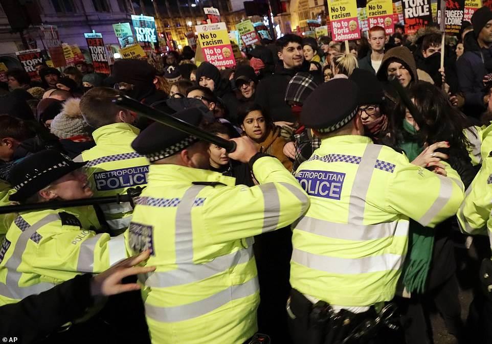 المئات يتظاهرون في لندن اعتراضا على فوز جونسون