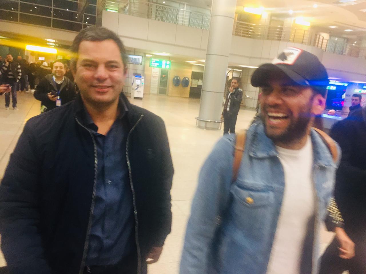 البرازيلي داني ألفيش يصل إلى مطار القاهرة الدولي
