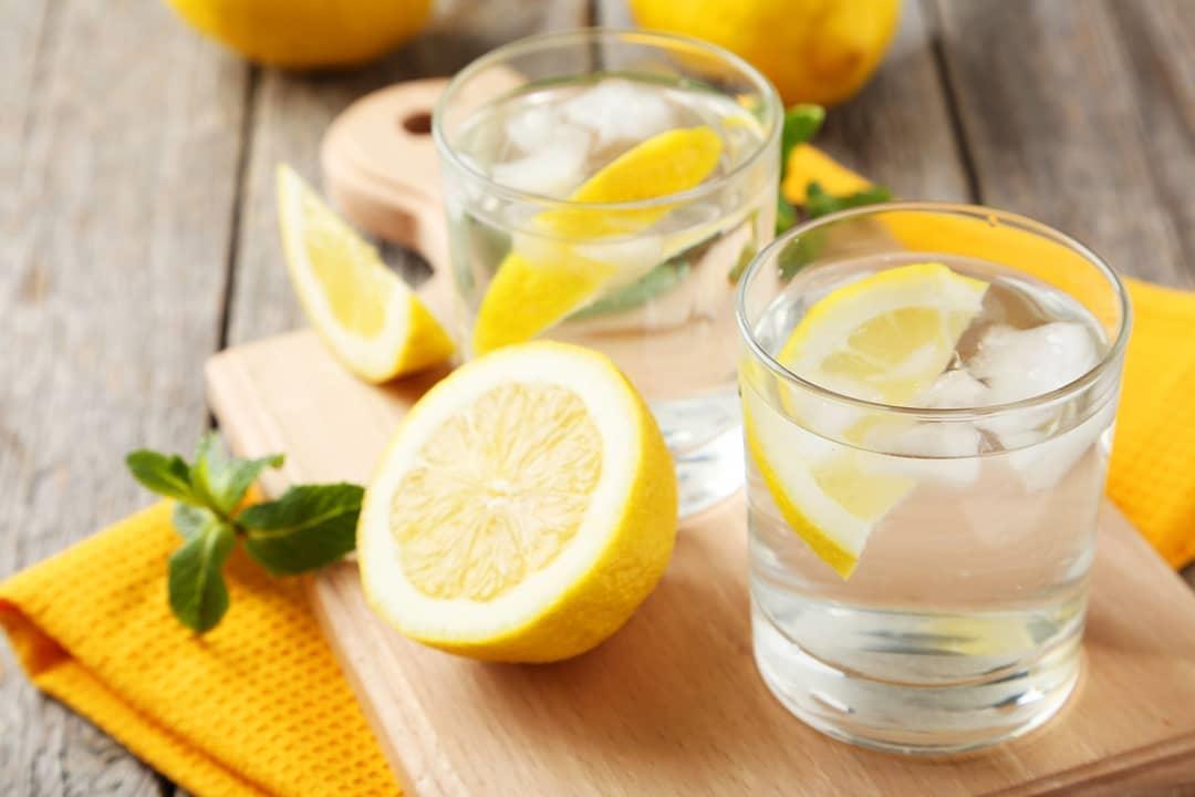 مخاطر صحية قد يهددك بها ماء الليمون