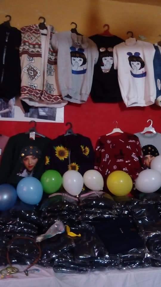 بعض الملابس المعروضة في معرض المشاركة المجتمعية