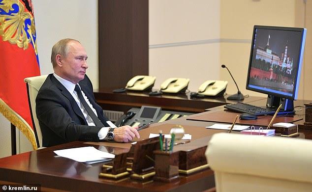 بوتين يوقع إصلاحا يسمح له بالبقاء في السلطة