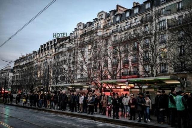 ينتظر المسافرون خط ترام في باريس في 19 كانون الأول