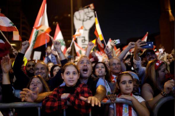 محتجون خلال مظاهرة في لبنان