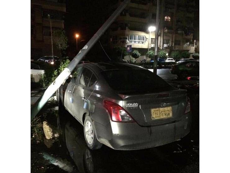 سقوط عمود إنارة على سيارة في بورسعيد