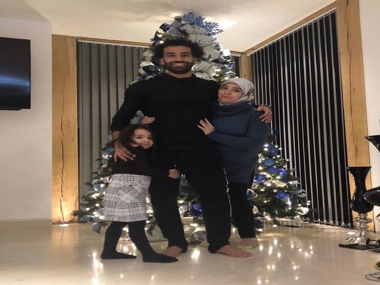 محمد صلاح برفقة أسرته