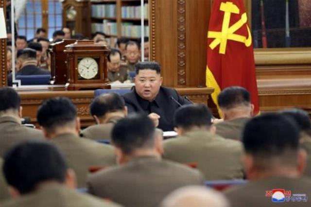 زعيم كوريا الشمالية كيم جونغ اون يترأس اجتماعا موس