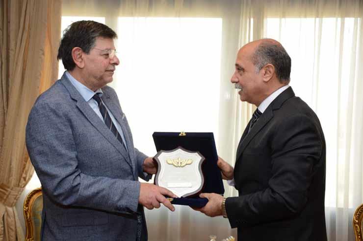 وزير الطيران المدني يكرم حفيد أول طيار مصري